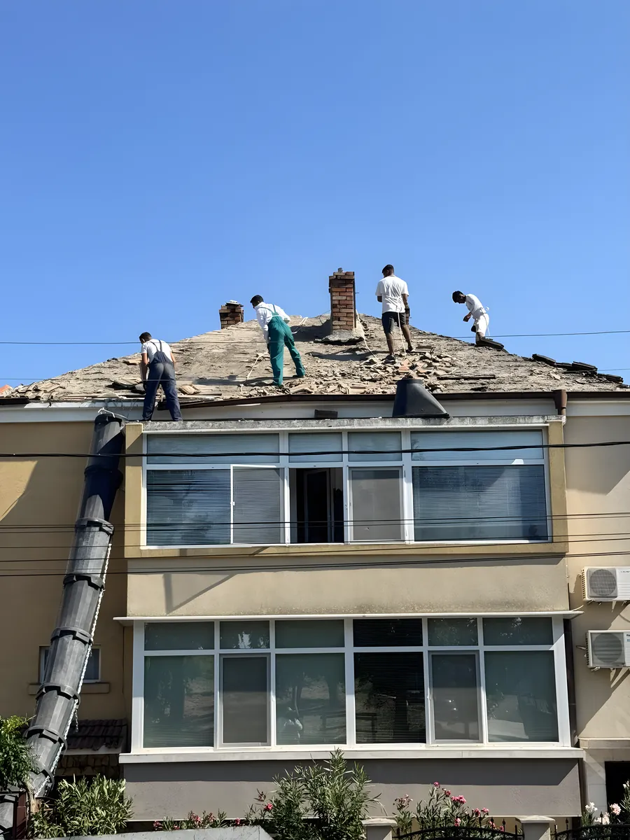 Екипът работи на покрива